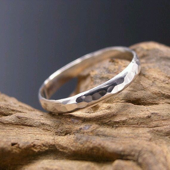 ANILLO DE PLATA MARTILLADO DELGADO