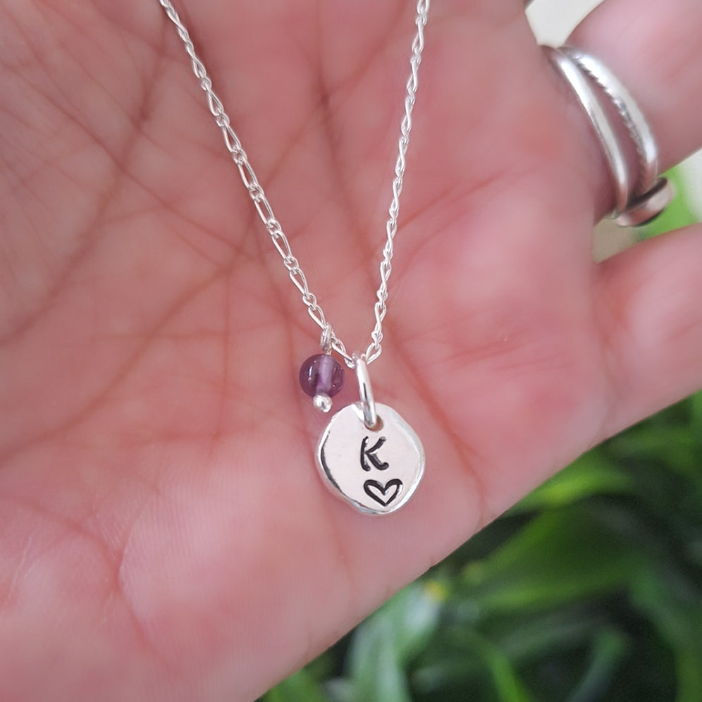 COLLAR CON LETRA ESTAMPADA