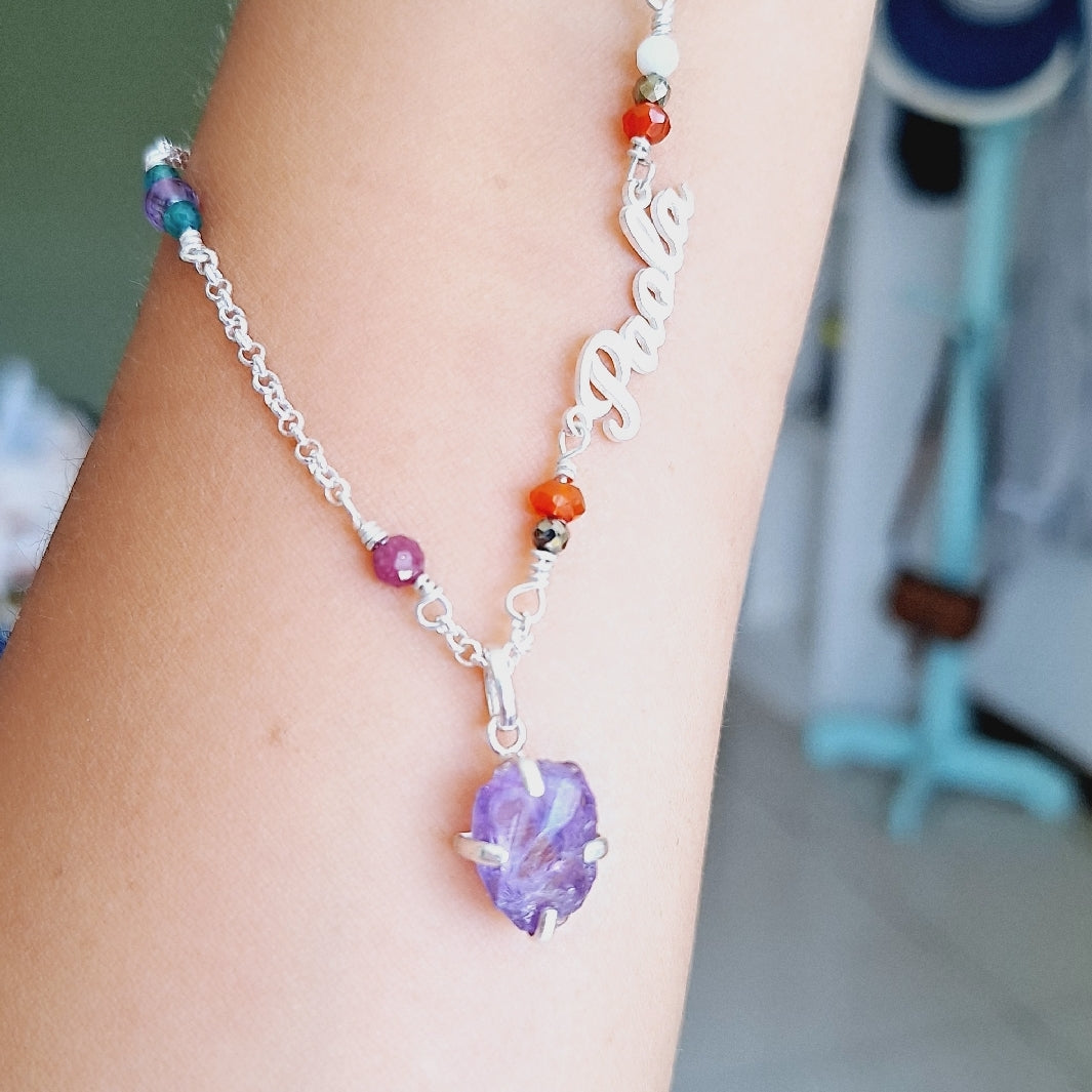 COLLAR CON NOMBRE Y MULTIPLES PIEDRAS NATURALES