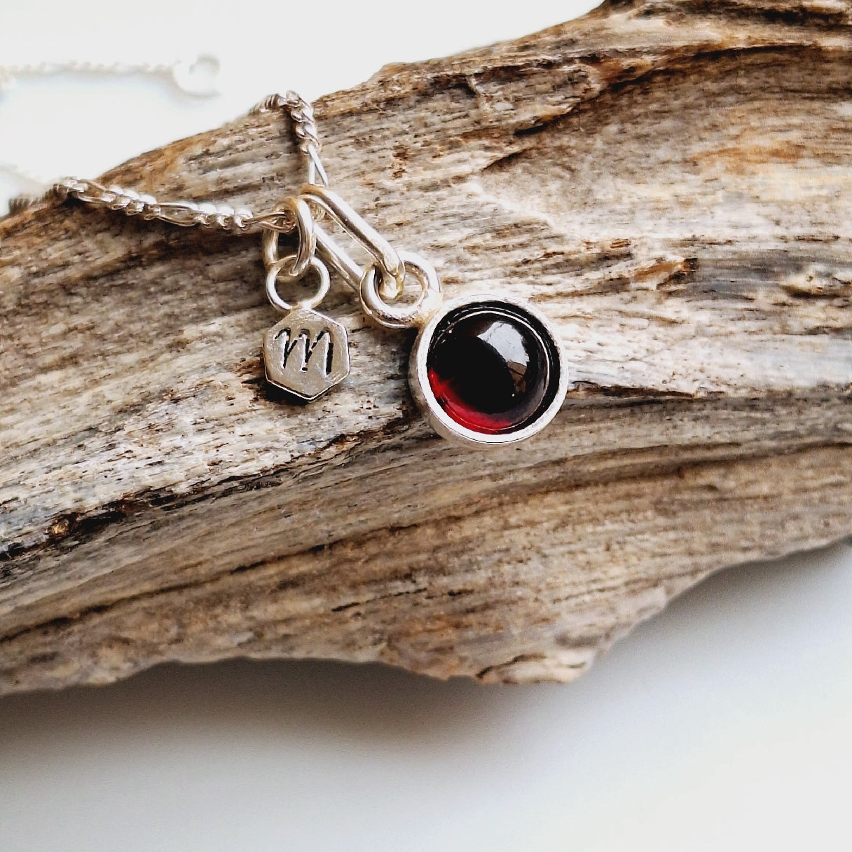 COLLAR CON PIEDRA DE NACIMIENTO" GRANATE