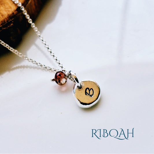 COLLAR CON LETRA ESTAMPADA