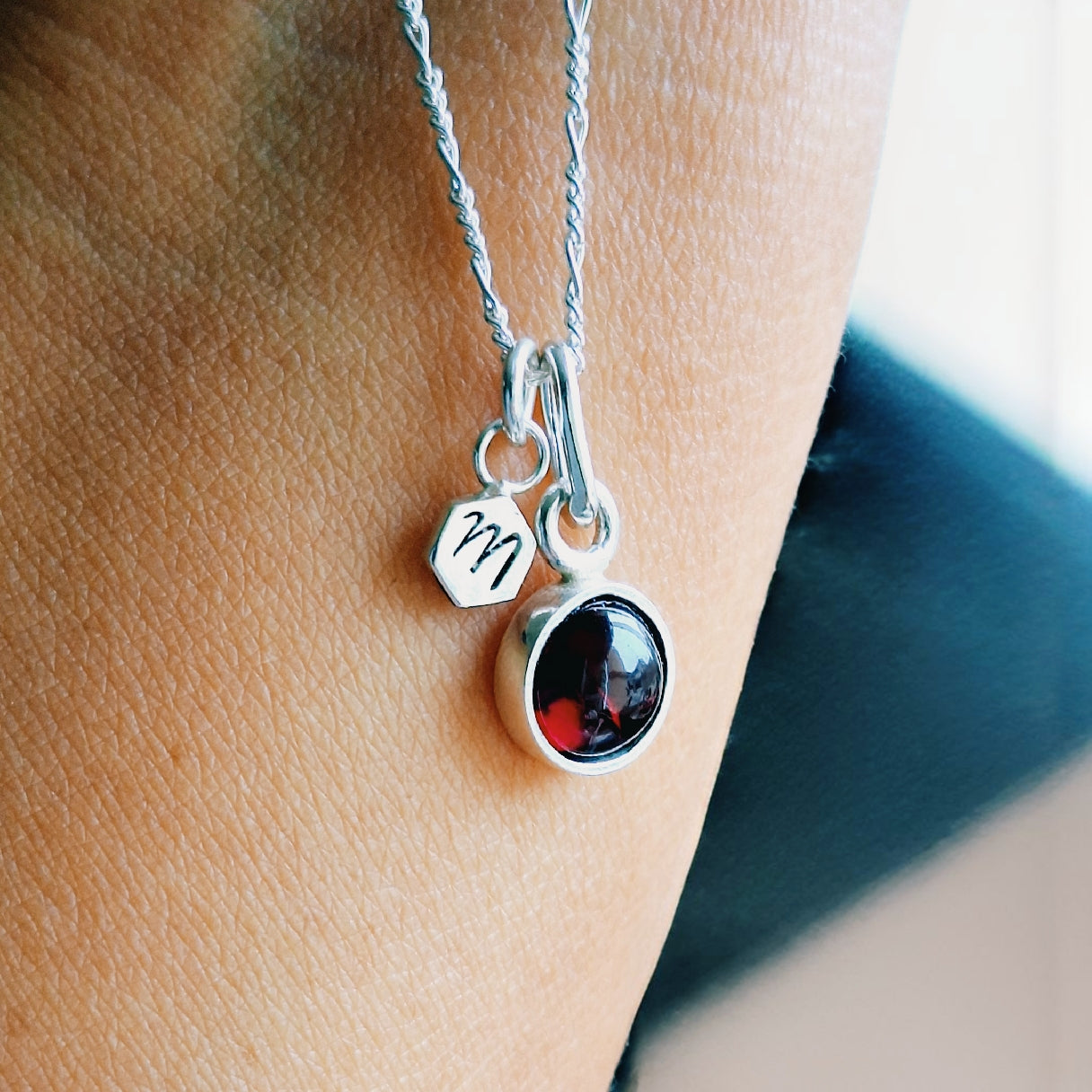 COLLAR CON PIEDRA DE NACIMIENTO" GRANATE