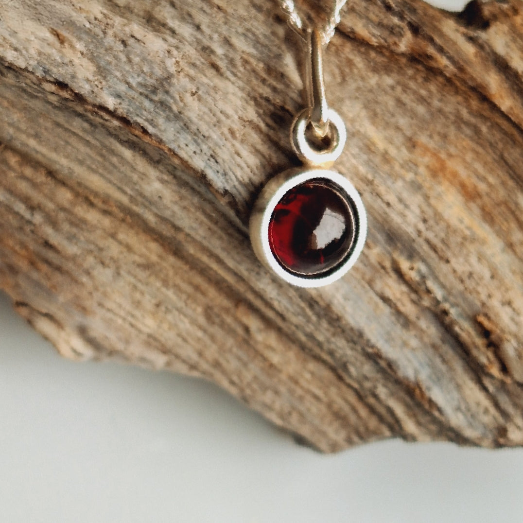 COLLAR CON PIEDRA DE NACIMIENTO" GRANATE