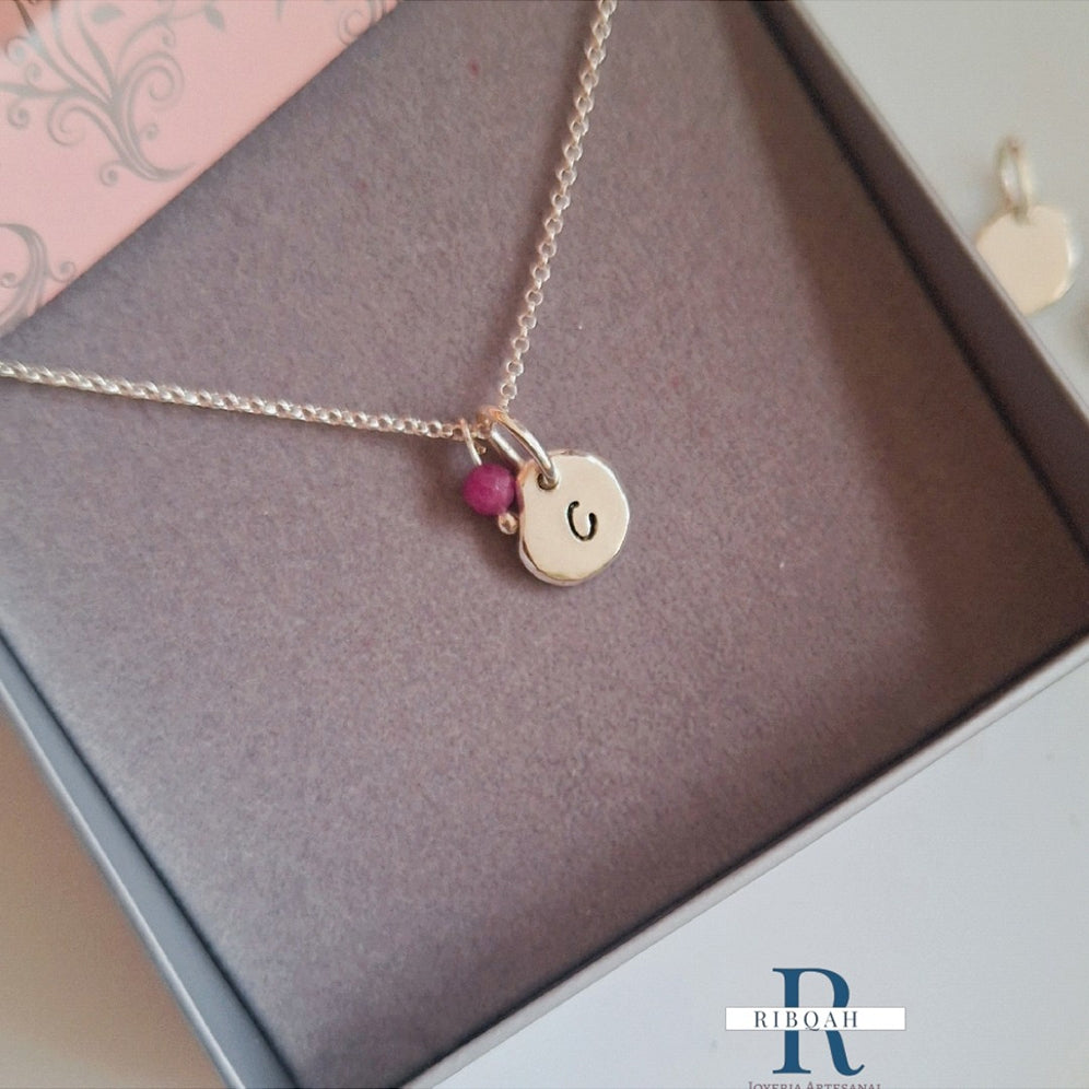 COLLAR CON LETRA ESTAMPADA