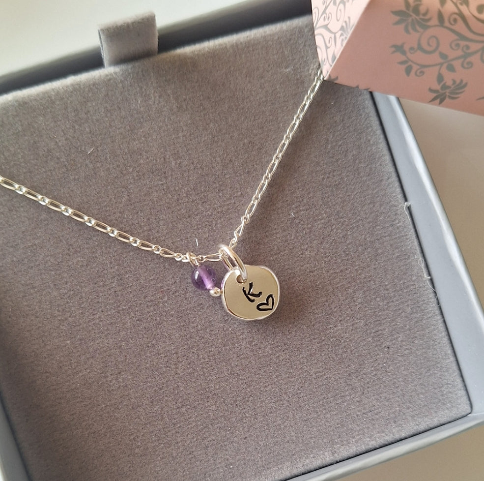 COLLAR CON LETRA ESTAMPADA