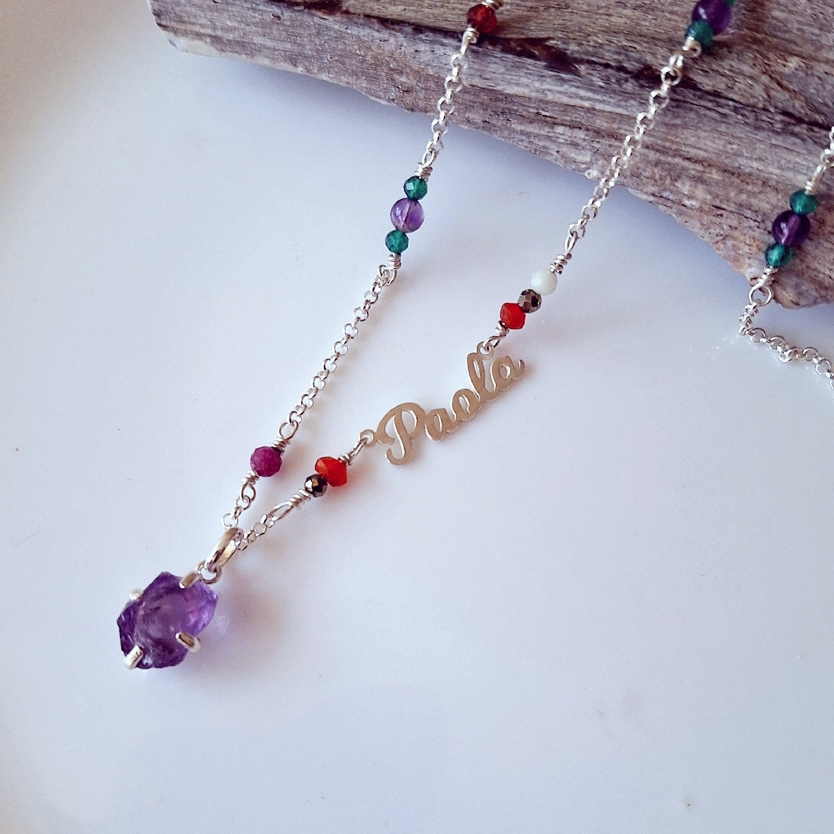 COLLAR CON NOMBRE Y MULTIPLES PIEDRAS NATURALES