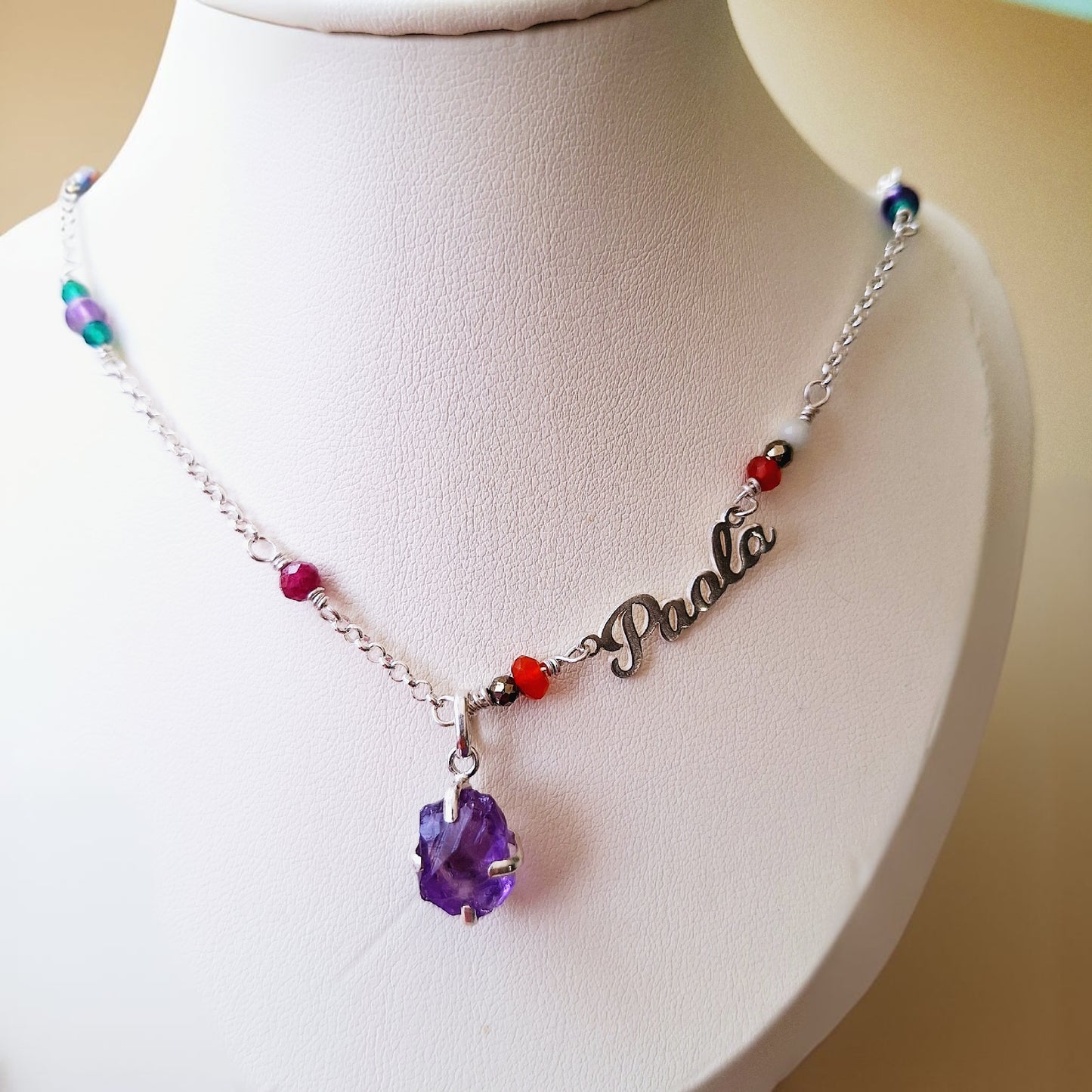 COLLAR CON NOMBRE Y MULTIPLES PIEDRAS NATURALES