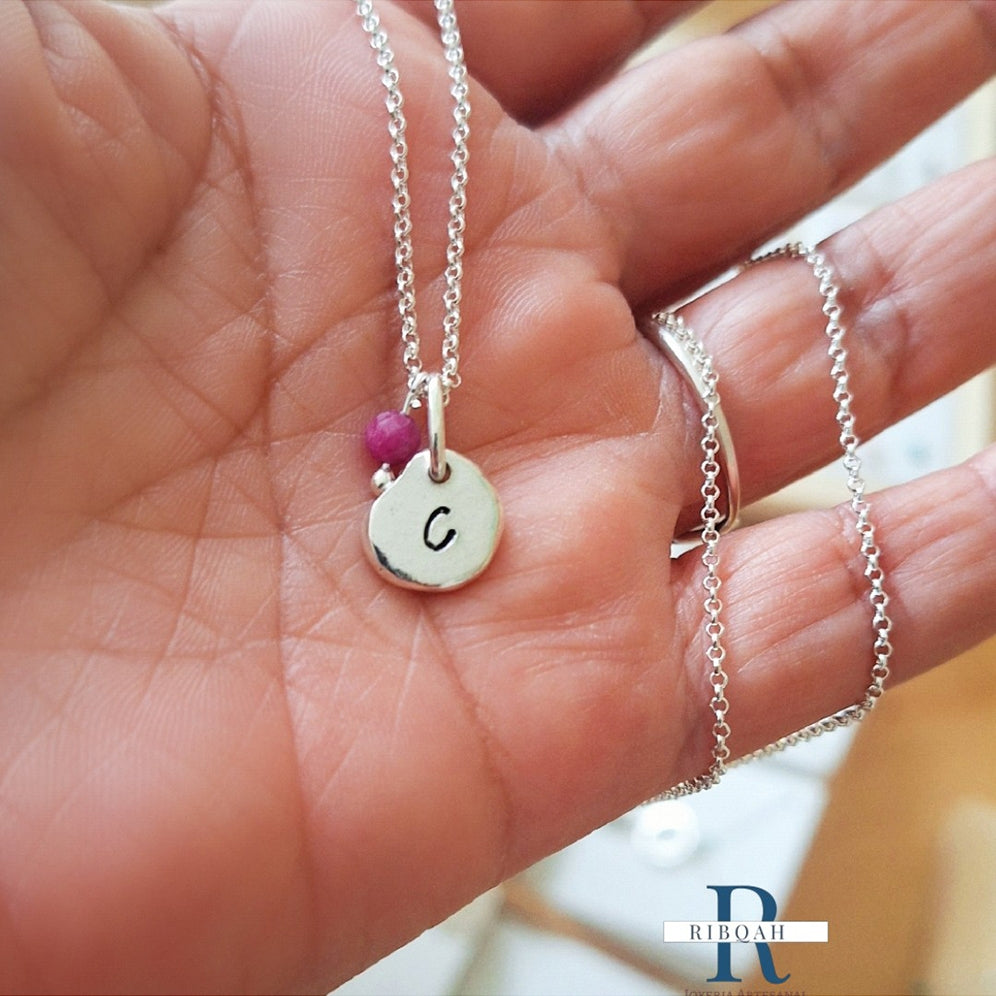 COLLAR CON LETRA ESTAMPADA