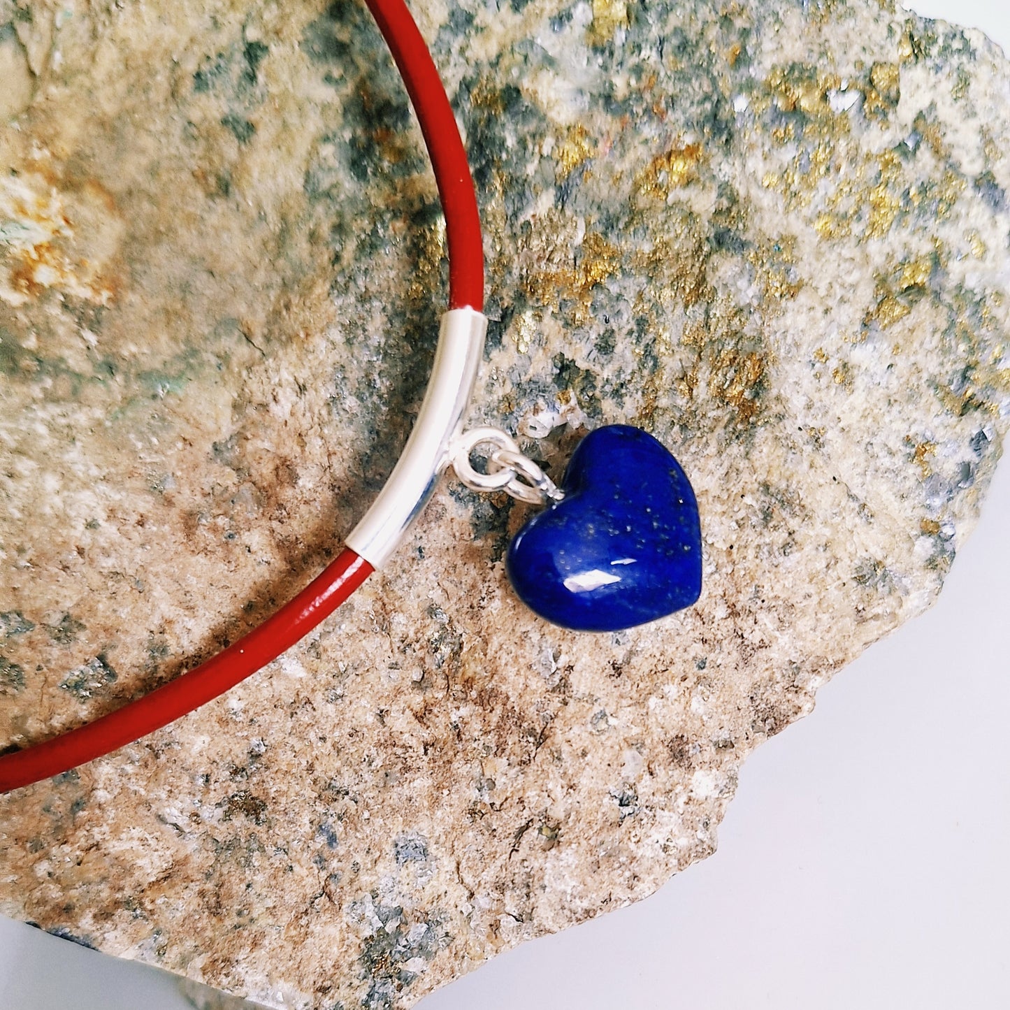 COLLAR DE CUERO CON CORAZON DE LAPISLÁZULI