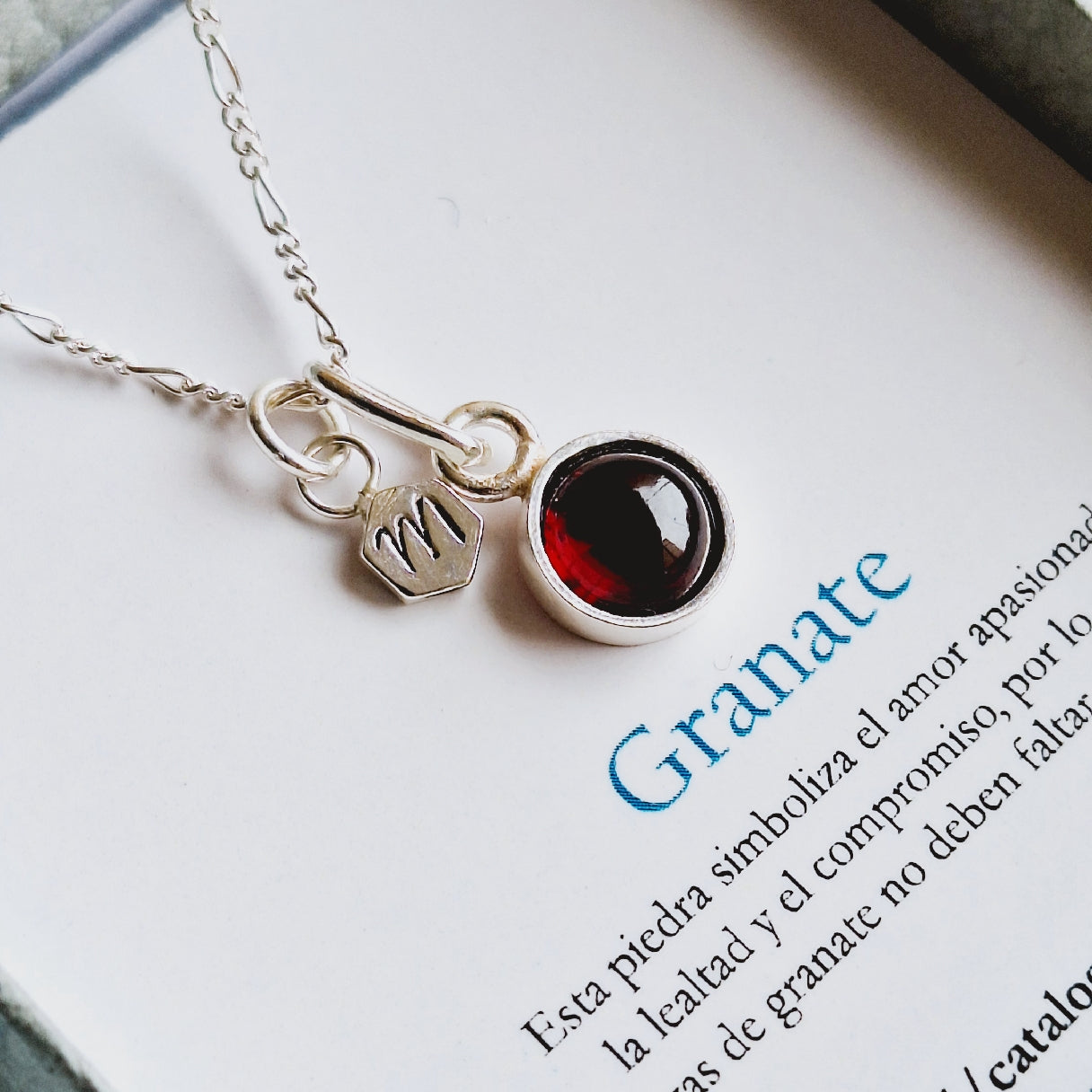 COLLAR CON PIEDRA DE NACIMIENTO" GRANATE