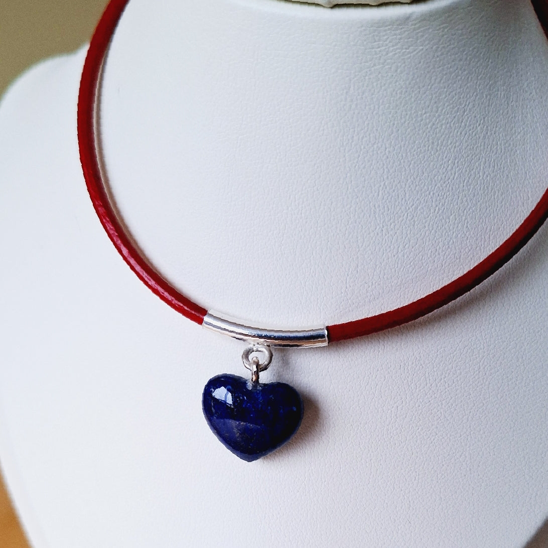 COLLAR DE CUERO CON CORAZON DE LAPISLÁZULI